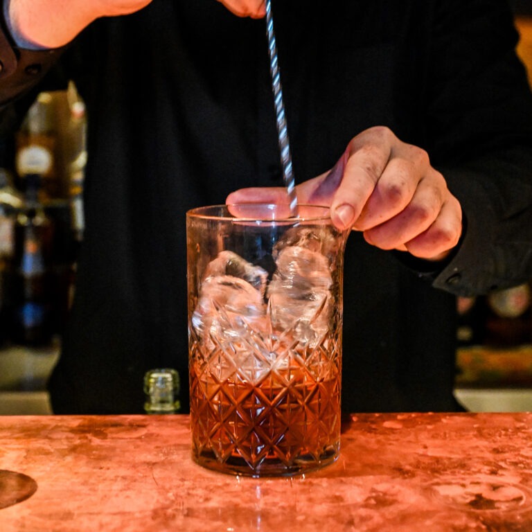 R Bar Cocktailstiring 768x768