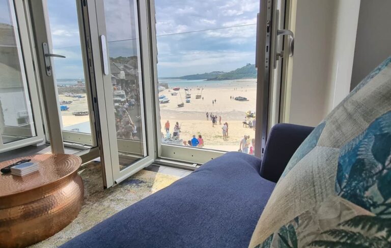 St Ives Harbour Apartments Bed1